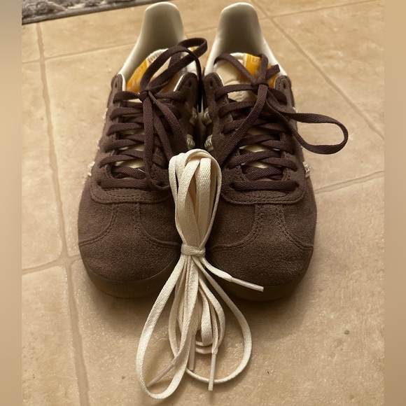 Adidas Sz 5.5 - Picture 3 of 6